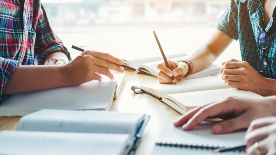 Premiarlo porque pasó de curso o castigarlo porque reprobó: ¿un dilema para los padres?