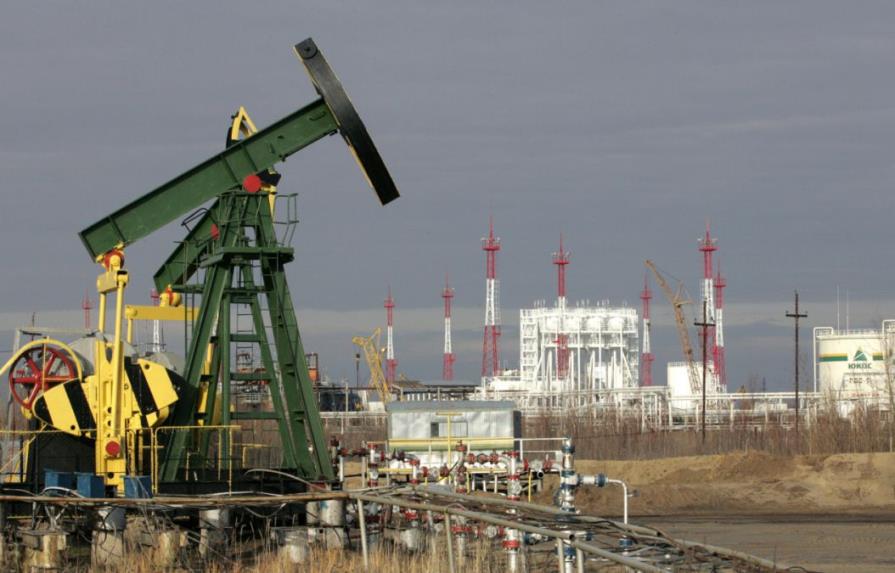 Operadores del mercado petrolero anticipan precios más altos conforme Arabia Saudita aumenta la producción