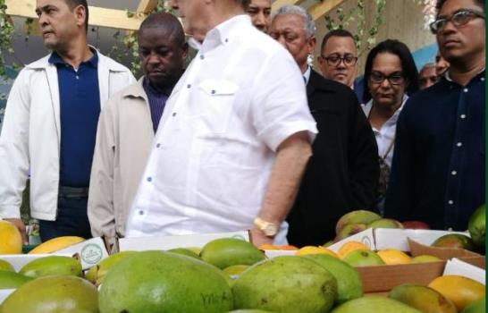 Hipólito Mejía visita la Feria de Mango de Baní Hipólito Mejía visita la Feria de Mango de Baní