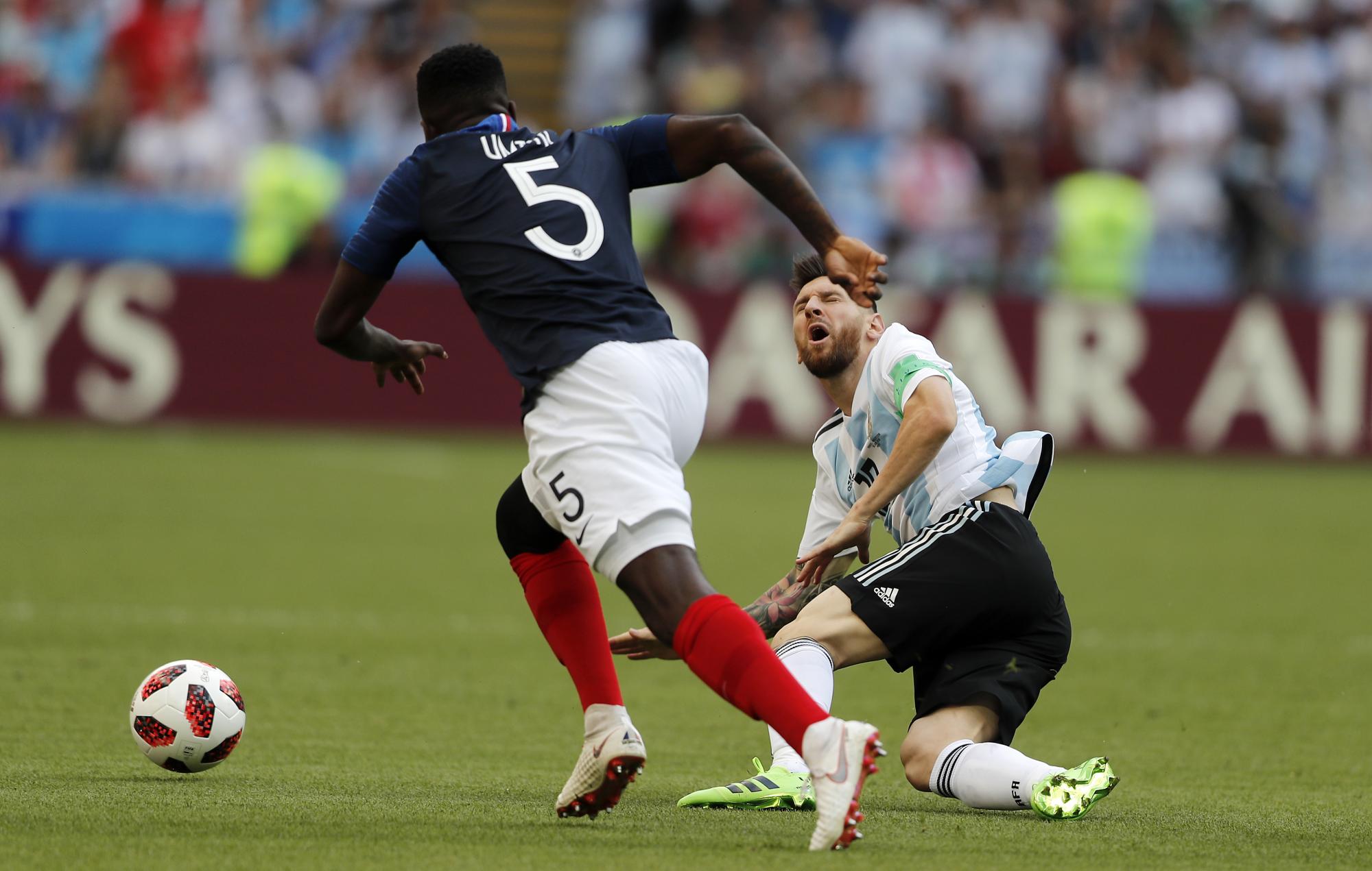 El argentino Lionel Messi, a la derecha, desafía el balón con el francés Samuel Umtiti durante el partido de octavos de final entre Francia y Argentina, en la Copa Mundial de fútbol 2018 en el Kazan Arena en Kazán, Rusia, el sábado 30 de junio de 2018.