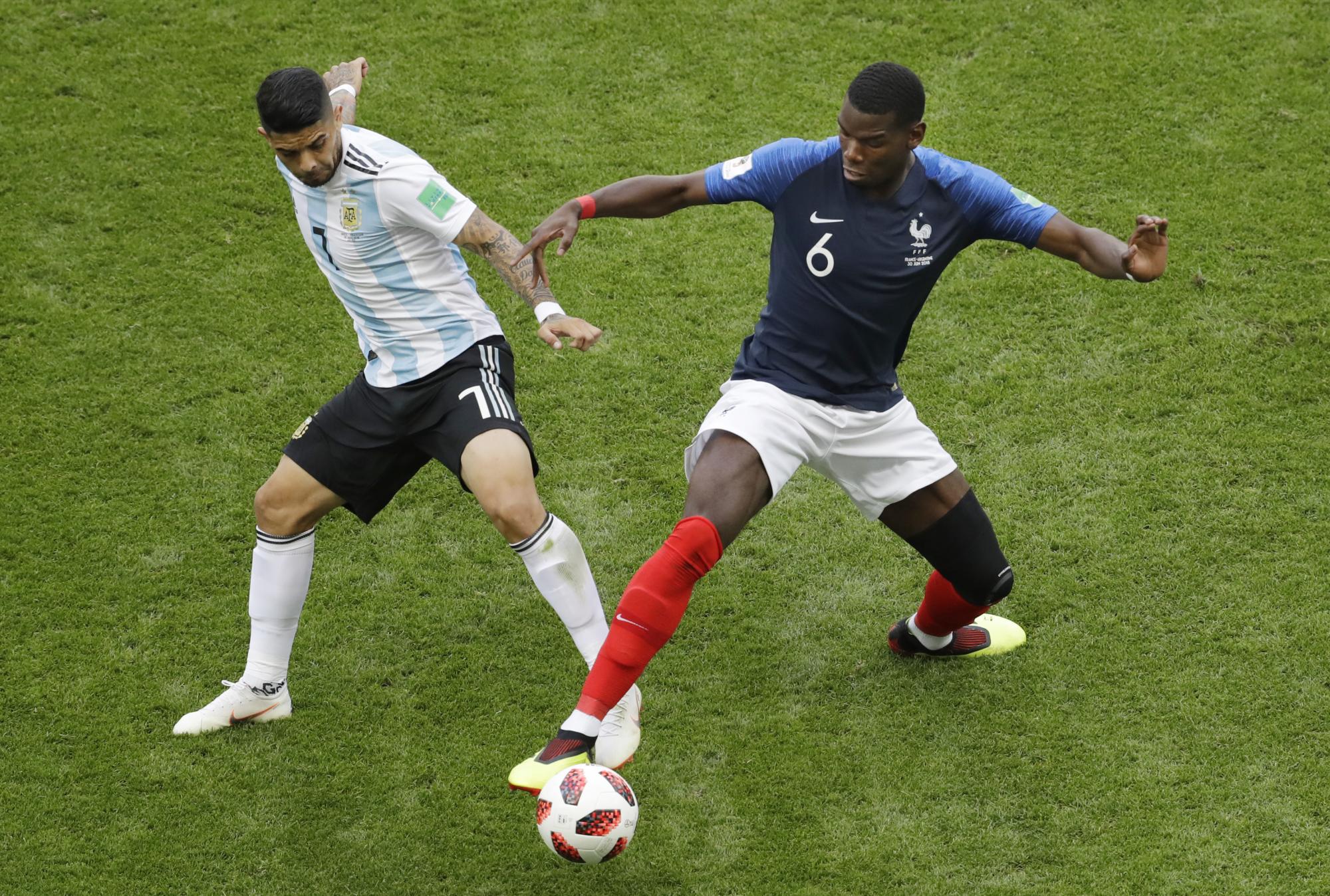 Argentina Ever Banega, izquierda, y el francés Paul Pogba desafían el balón durante la ronda de 16 partidos entre Francia y Argentina, en la Copa Mundial de fútbol 2018 en el Kazan Arena en Kazán, Rusia, el sábado 30 de junio de 2018.