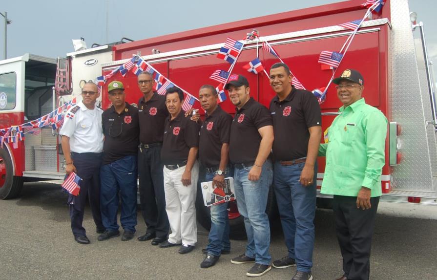 Donan camión a los bomberos de Laguna Salada