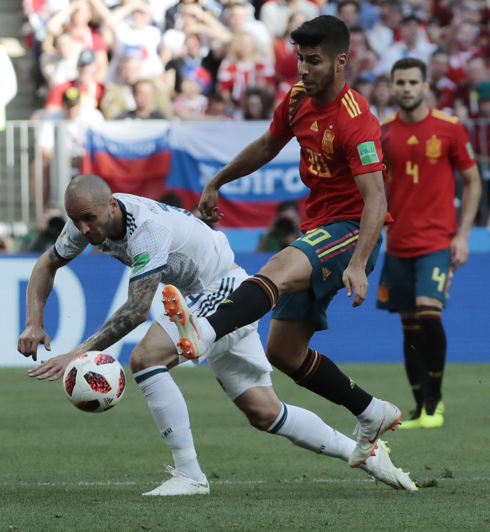 Marco Asensio de España, derecha, disputa el balón con Ilya Kutepov de Rusia, izquierda, durante la ronda de 16 partidos entre España y Rusia en la Copa Mundial de fútbol 2018 en el Estadio Luzhniki en Moscú, Rusia, el domingo 1 de julio de 2018.