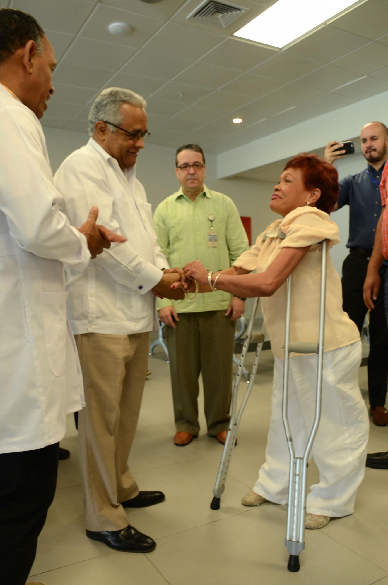 El ministro Sánchez Cárdenas escucha atento a una paciente