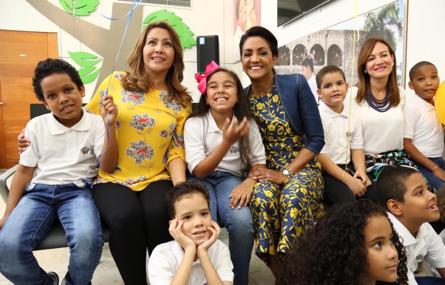 Primera dama de Guatemala se interesa por  programa a favor de menores dominicanos 