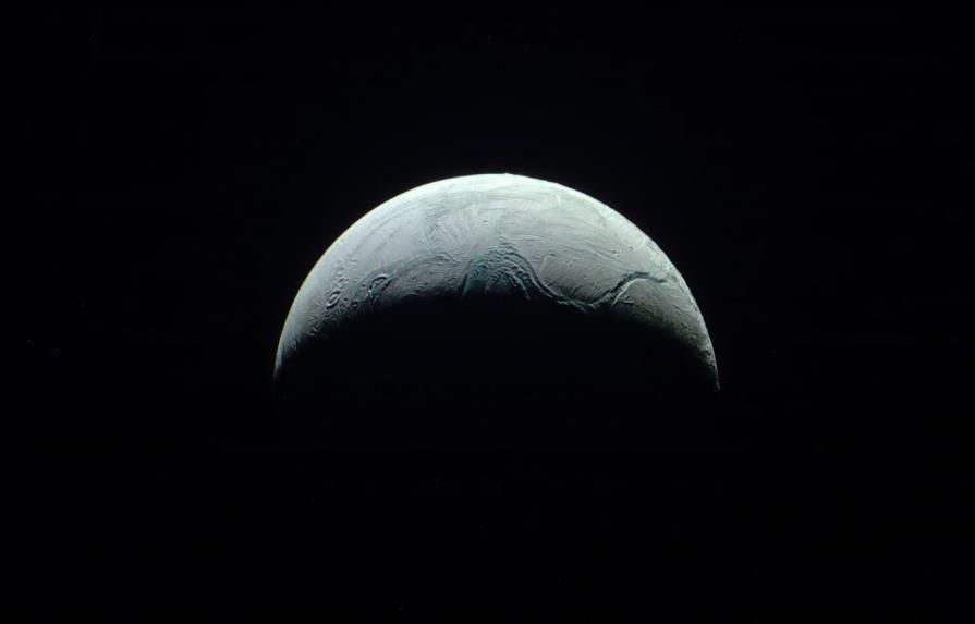 Encélado, la luna de Saturno, reúne los requisitos básicos para la vida