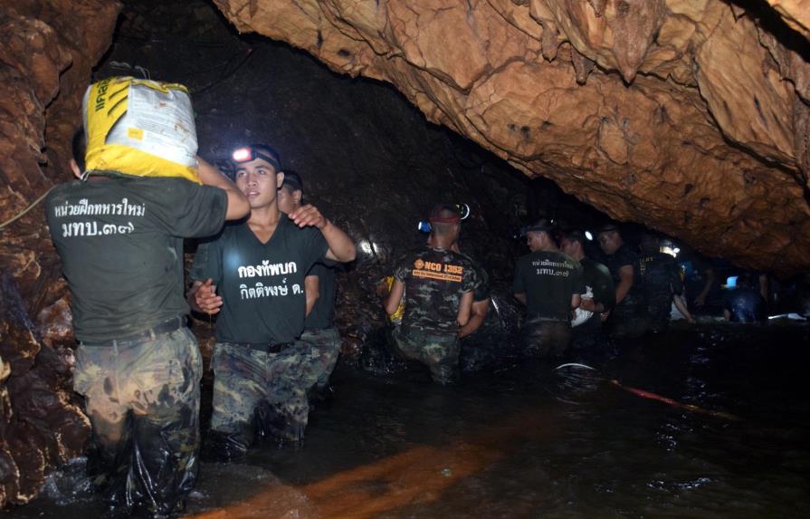 Hallan vivos a 12 escolares y su entrenador de fútbol perdidos en cueva tailandesa