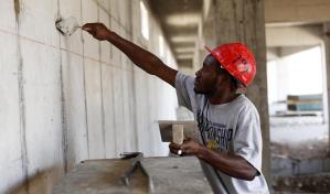 ¿Cómo deben estar regulados los trabajadores extranjeros, según el reglamento de la Ley de Migración?