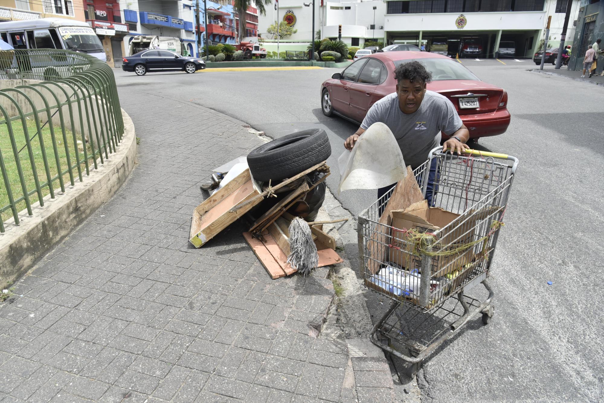 Este hombre que vive cerca del lugar dice ser el responsable de limpiar la zona de forma gratuita.