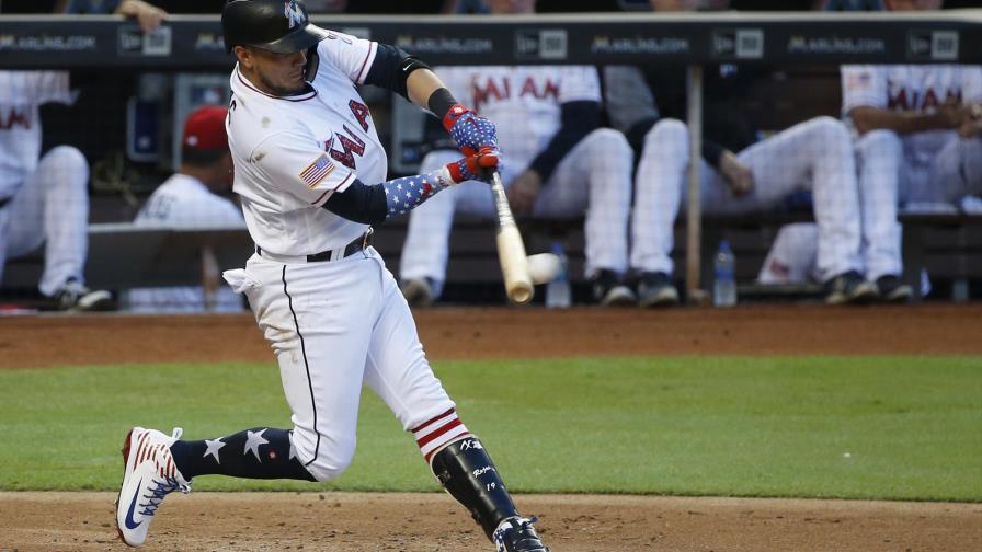 Rivera decide triunfo de los Marlins con sencillo en el décimo episodio