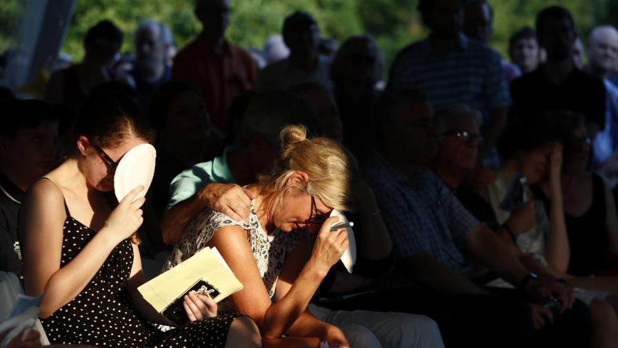 Banderas estadounidenses a media asta