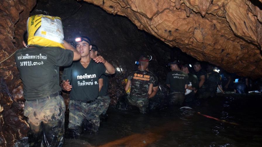 El rescate de 12 niños y su monitor de una cueva tailandesa puede tardar meses