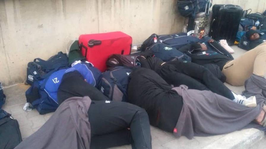 Selección de Zimbabue de rugby duerme en la calle antes de partido en Túnez