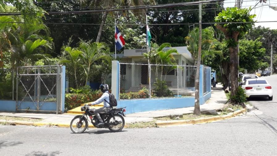 Seis hombres armados despojan a una chef de su vehículo en Arroyo Hondo