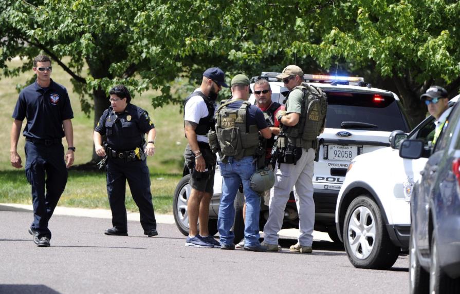 Dos adultos graves en tiroteo en escuela de Kansas de EE. UU.