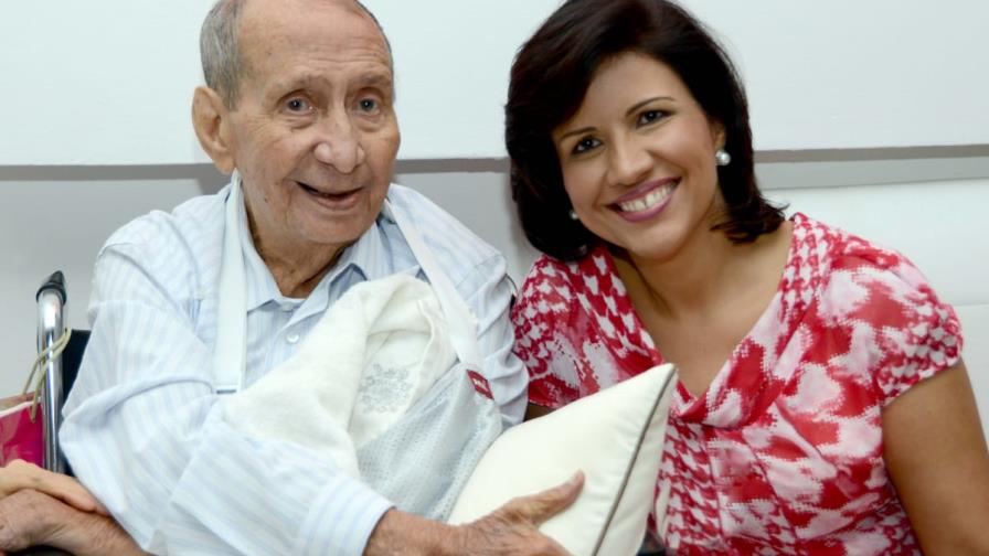 Vicepresidenta pide sustituir flores y coronas por donación a hogar de ancianos para honrar a su padre 