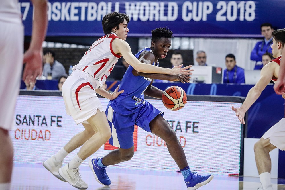 David Jones, de República Dominicana maneja el balón en el partido de la fase preliminar del Mundial de Baloncesto Sub17 que se disputó en el Union Athletic Club, en Santa Fe, Argentina el martes 3 de julio de 2018.