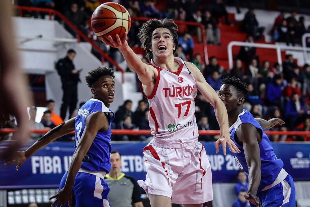 Onder Atun, de Turquía, se escapa ante dos jugadores dominicanos en el partido de la fase preliminar del Mundial de Baloncesto Sub17 que se disputó en el Union Athletic Club, en Santa Fe, Argentina el martes 3 de julio de 2018.