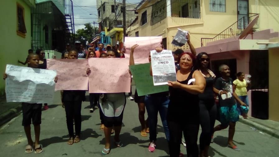 Residentes en Los Guandules marchan contra abusos de la DNCD