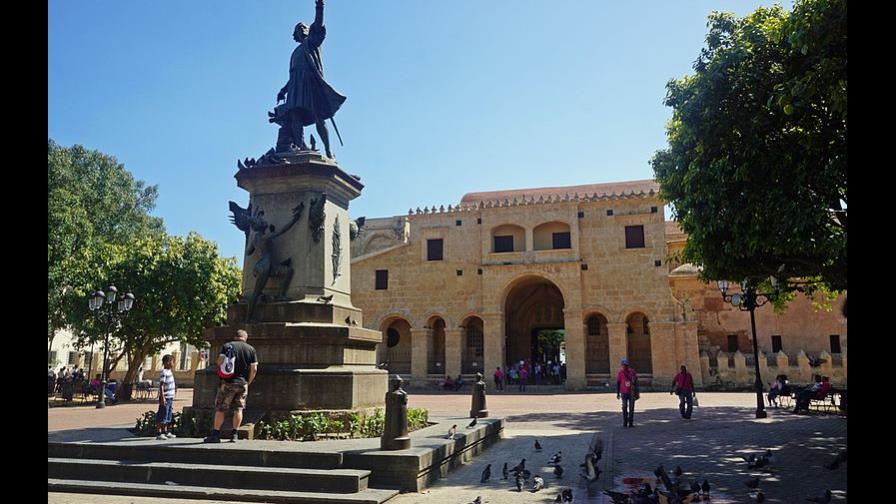 Una mujer desnuda en el Parque Colón