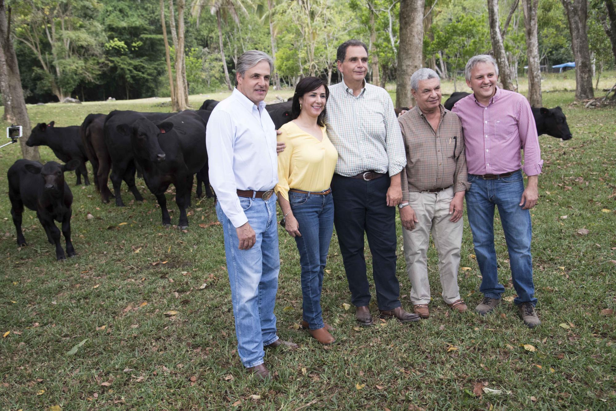 Claudio C. Fioretti, especialista en ciencias animales, y ejecutivos de CCN comparten con la prensa.