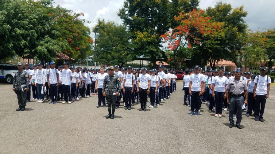Policía Nacional inicia campamentos para orientar a niños y jóvenes Policía Nacional inicia campamentos para orientar a niños y jóvenes
