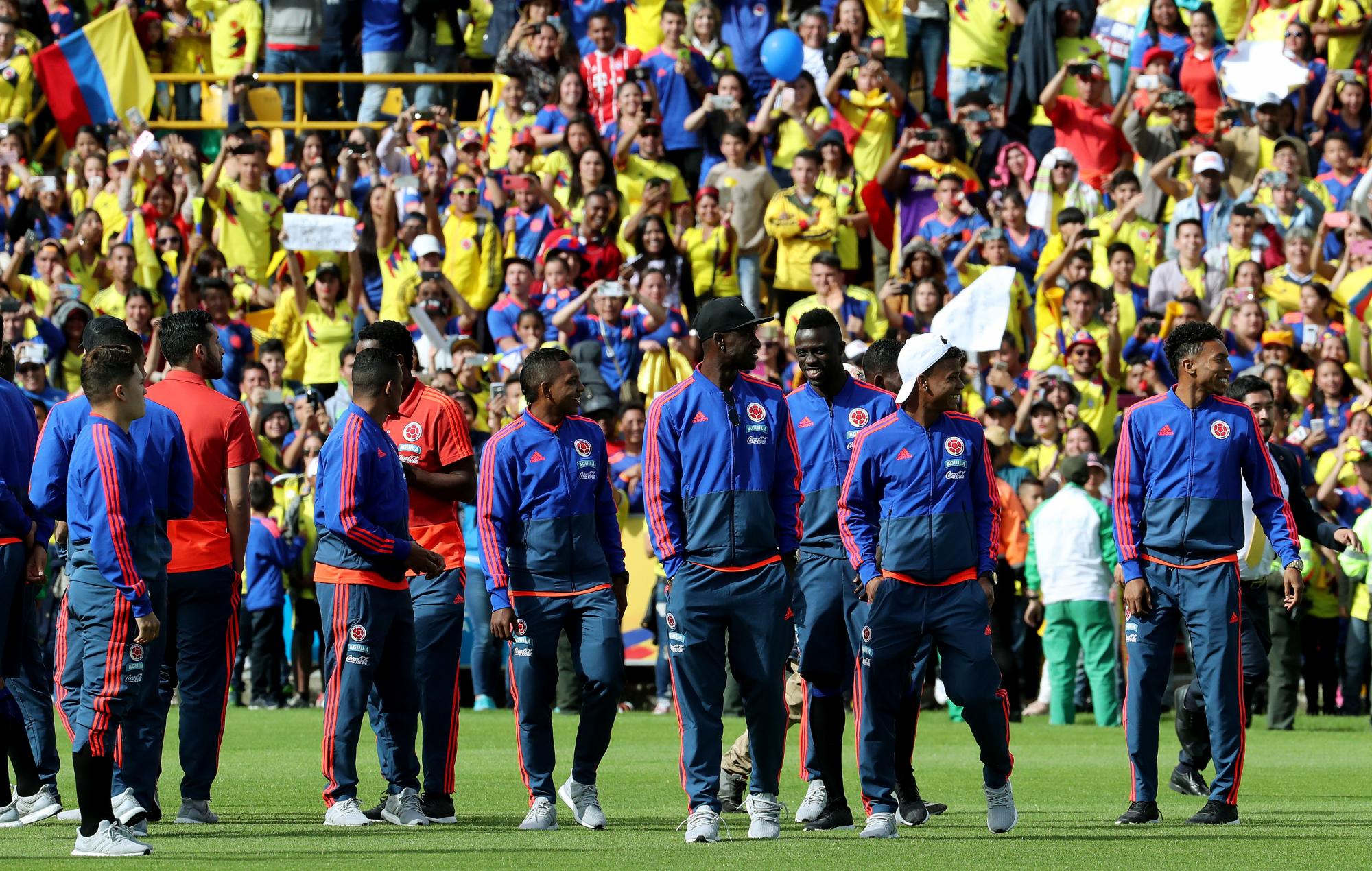Los jugadores la selección nacional de fútbol de Colombia que compitió en el Mundial de Rusia 2018 saludan al público durante una ceremonia de bienvenida hoy, jueves 5 de julio de 2018, en el Estadio Nemesio Camacho El Campín, en Bogotá (Colombia). El equipo colombiano regresó al país tras su participación en el Mundial, en el que alcanzaron la fase de octavos de final. 