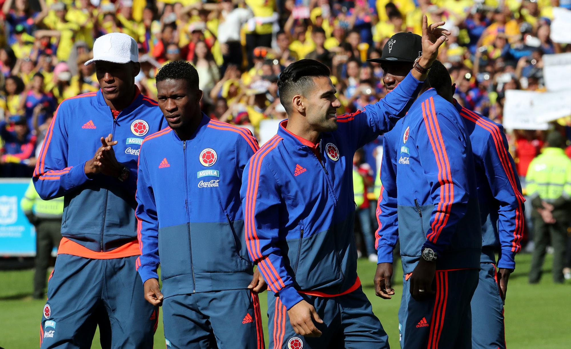 Los jugadores la selección nacional de fútbol de Colombia que compitió en el Mundial de Rusia 2018 saludan al público durante una ceremonia de bienvenida hoy, jueves 5 de julio de 2018, en el Estadio Nemesio Camacho El Campín, en Bogotá (Colombia). El equipo colombiano regresó al país tras su participación en el Mundial, en el que alcanzaron la fase de octavos de final.  