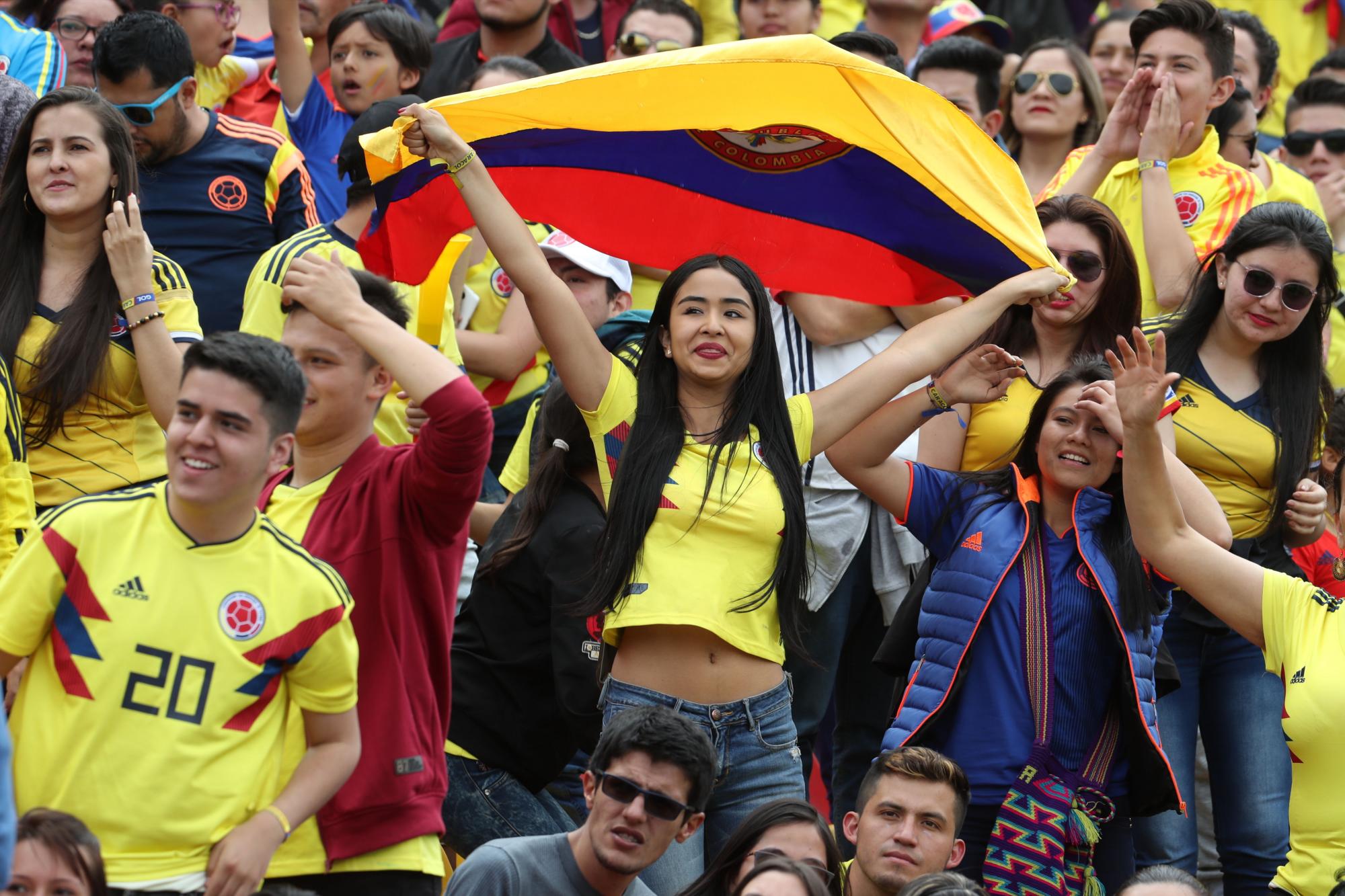 Aficionados esperan a la selección nacional de fútbol de Colombia que compitió en el Mundial de Rusia 2018 durante un acto de bienvenida hoy, jueves 5 de julio de 2018, en el estadio El Campín en Bogotá (Colombia). 