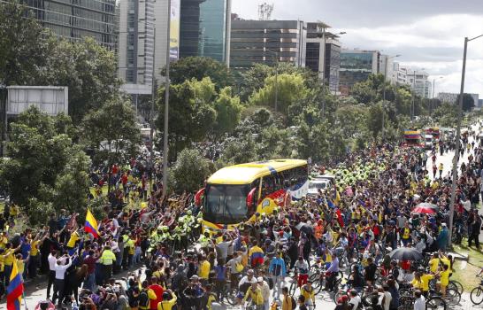Colombianos abarrotan las calles de Bogotá para aclamar a su selección