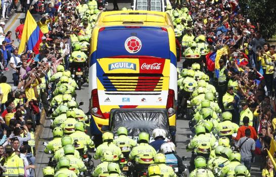 Colombianos abarrotan las calles de Bogotá para aclamar a su selección