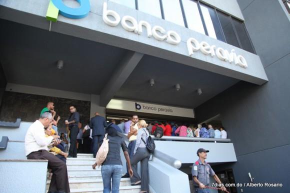 Tribunal suspende la prisión a dos imputados en estafa por RD$1,400 millones al Banco Peravia