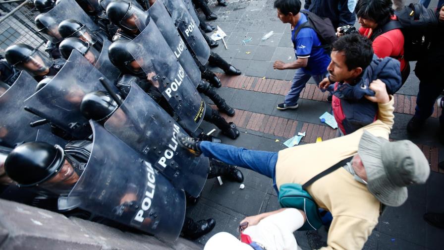 Partidarios de Correa protestan contra orden de prisión para su líder Partidarios de Correa protestan contra orden de prisión para su líder