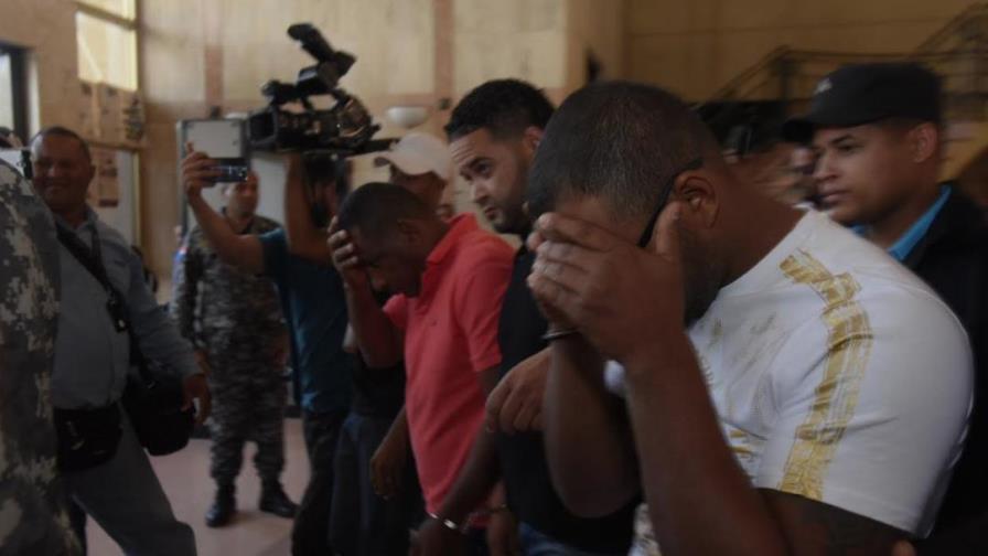 Dictan un año de prisión preventiva a cinco por el robo al Banco Vimenca