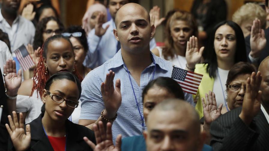 En medio del debate migratorio, júbilo entre los nuevos ciudadanos de EE.UU.