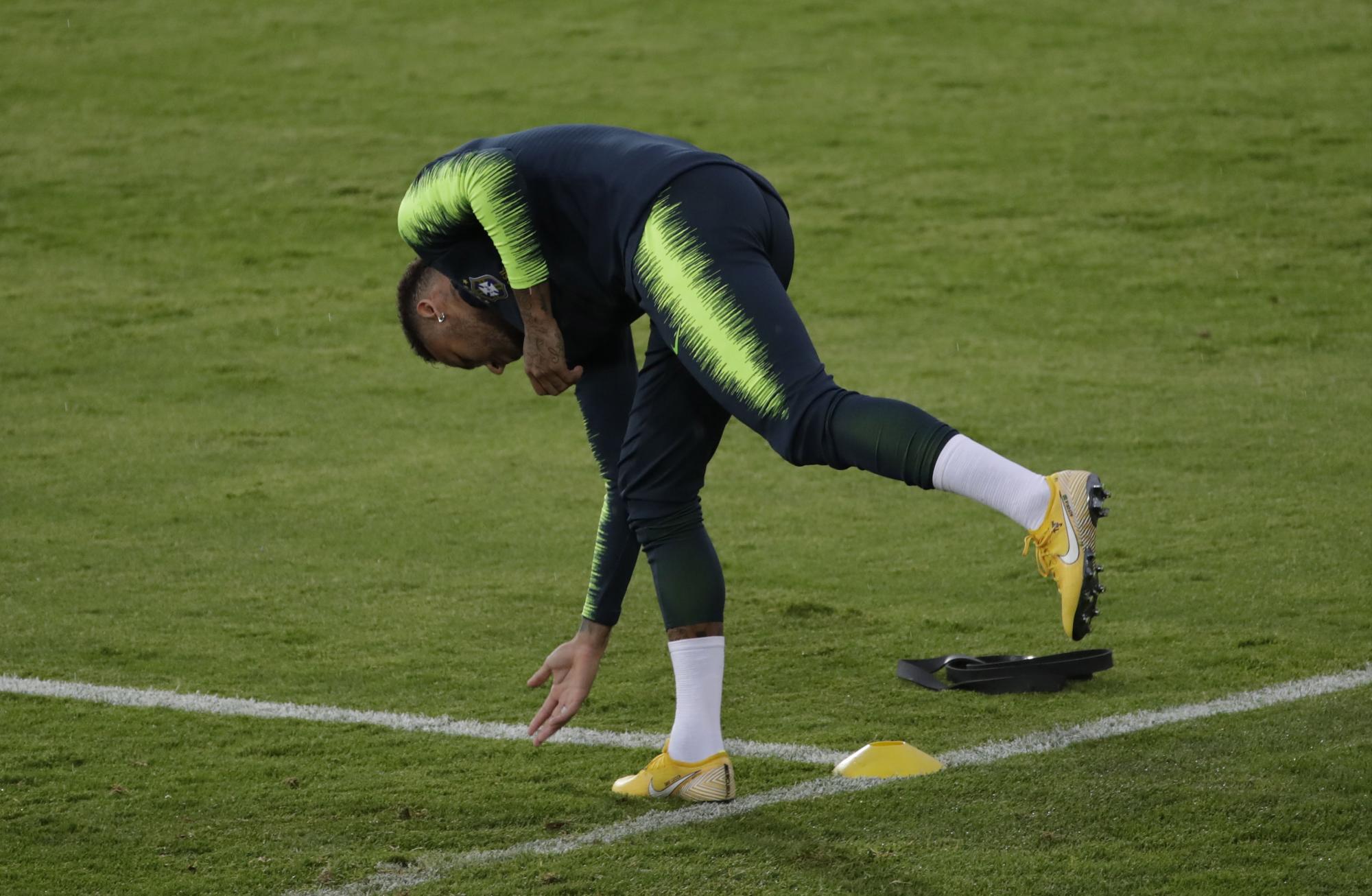 El jugador de la selección brasileña de fútbol, Neymar, participa en un entrenamiento del equipo en el estadio Tsentralny, en Kazán (Rusia) el jueves 5 de julio de 2018.
