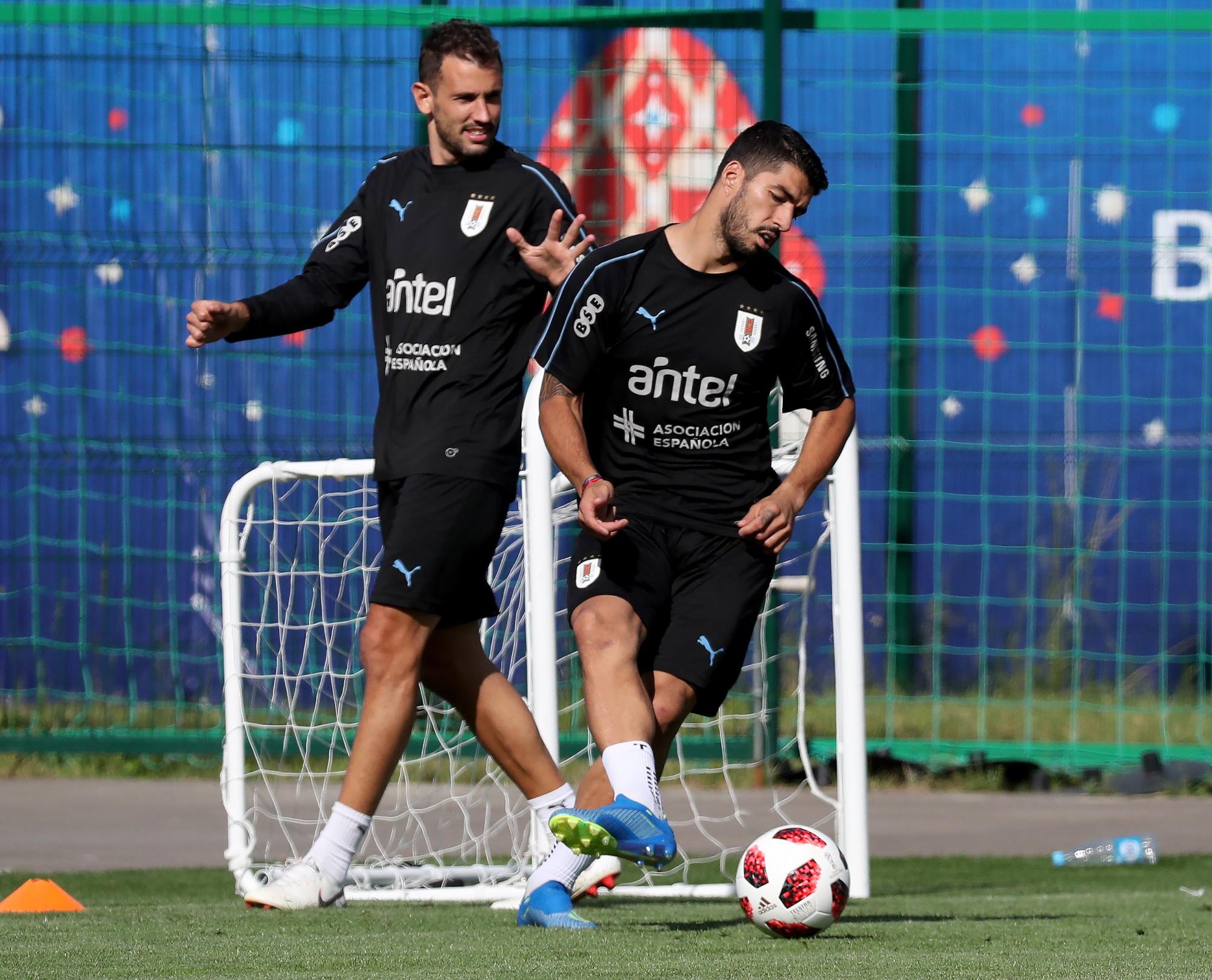 El jugador uruguayo Luis Suárez (centro) asiste a la sesión oficial de entrenamiento en el Sports Center Borsky, cerca de la ciudad de Nizhny Novgorod, Rusia, el 5 de julio de 2018. Uruguay enfrentará a Francia en Nizhny Novgorod en el partido de cuartos de final de la Copa Mundial de la FIFA 2018 el 6 de julio.
