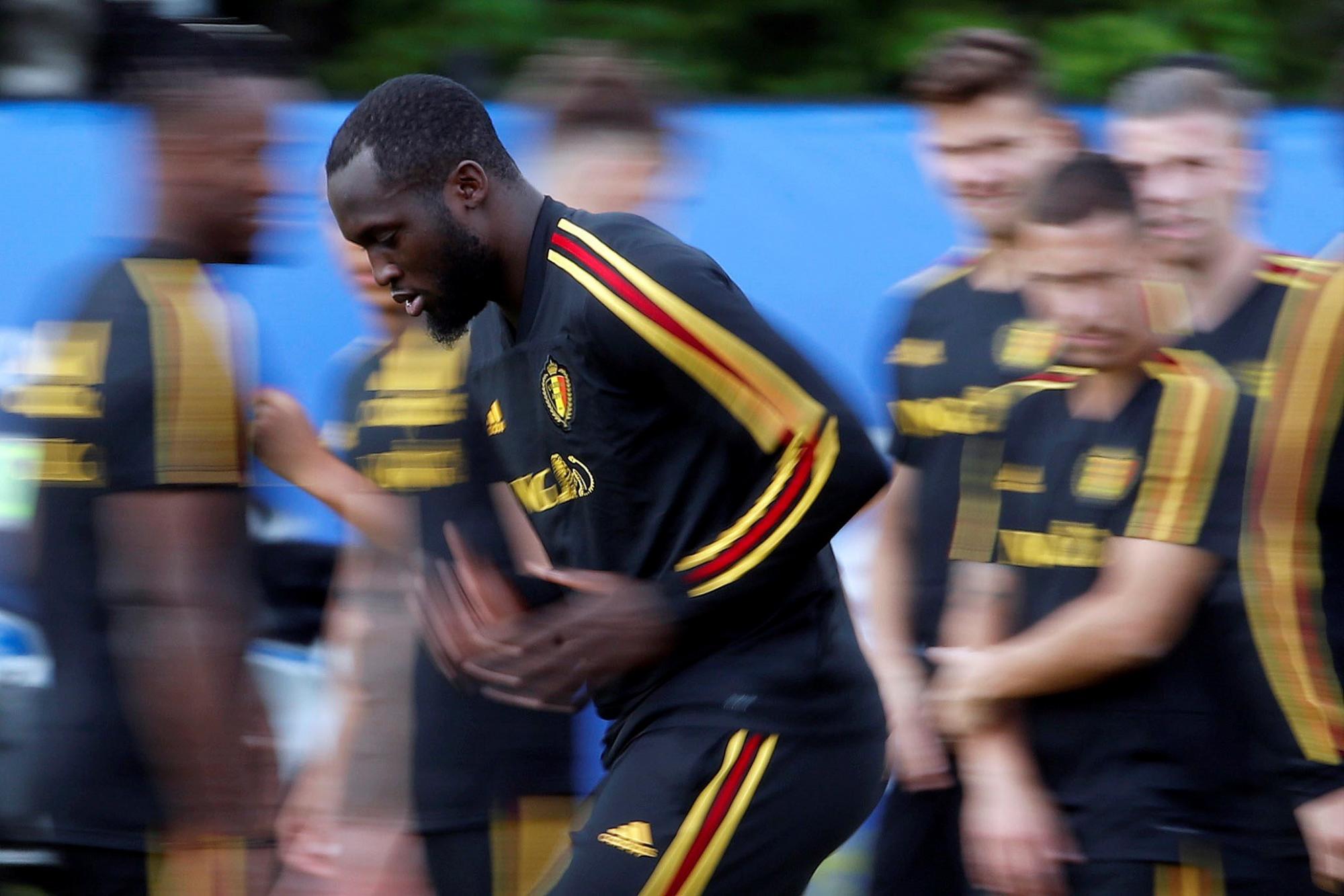 El delantero de la selección belga Romelu Lukaku (c) durante el entrenamiento oficial que el conjunto belga ha realizado hoy en Moscú para preparar el partido de cuartos de final del Mundial de Rusia 2018 que disputarán ante Brasil en Kazán.