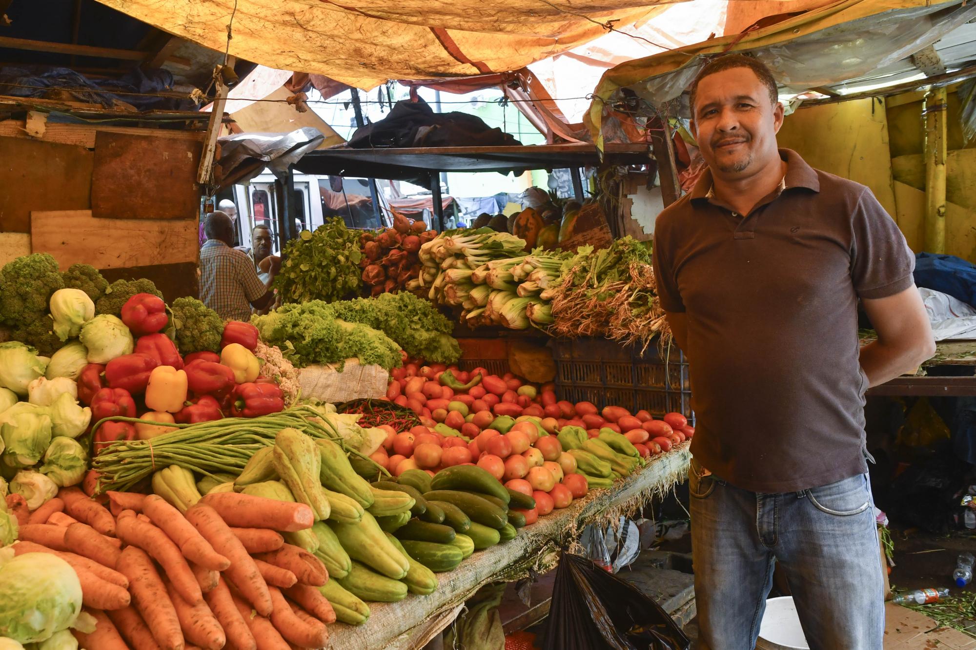 Francisco Paredes, vendedor de vegetales en la avenida Duarte, en el Distrito Nacional.