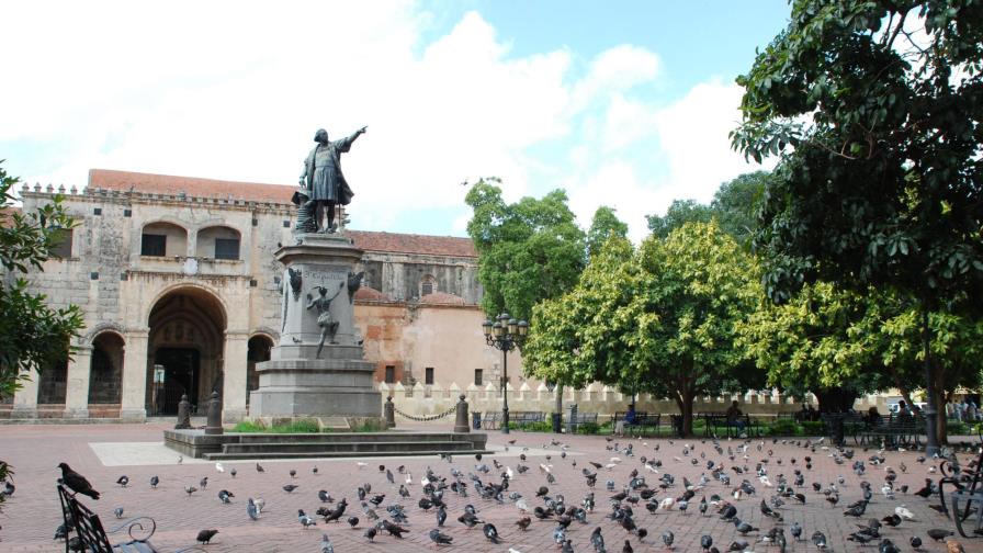 Una mujer desnuda en el parque Colón Una mujer desnuda en el parque Colón