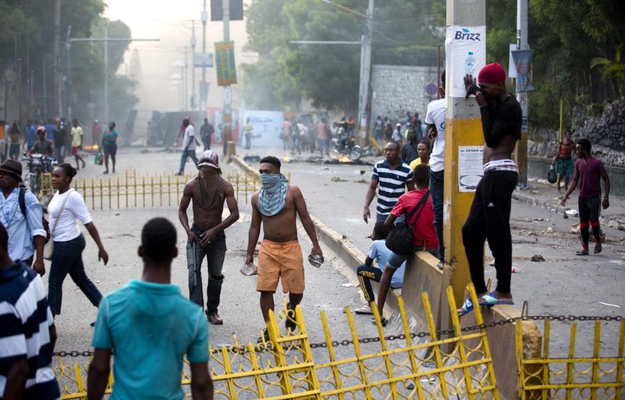 Tres muertos en protestas contra precios de combustibles en Haití