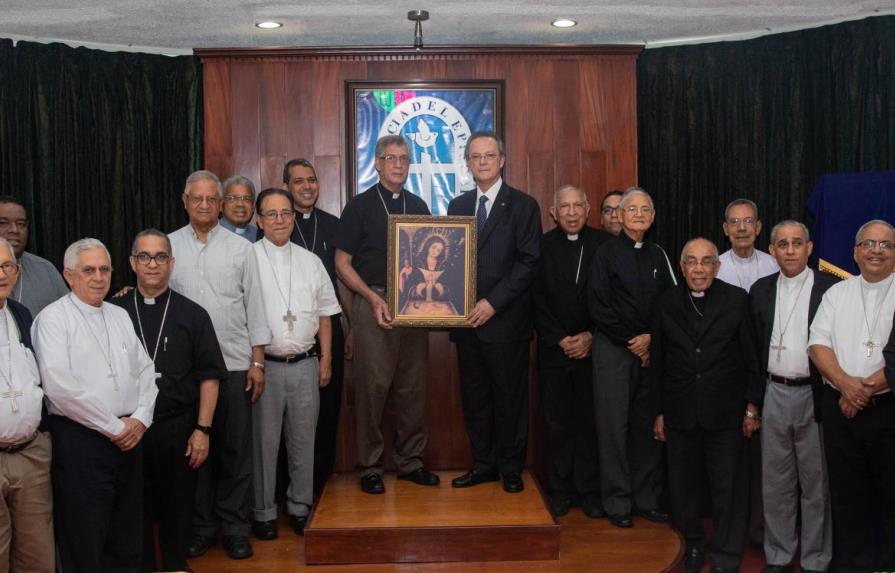 Grupo Popular entrega al Episcopado 7,500 réplicas de la Virgen de La Altagracia