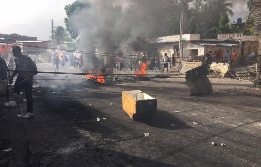 Gobierno haitiano revoca aumento de precio de los combustibles ante violentas protestas