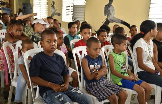 Organización entrega útiles escolares a niños de Villa Francisca 