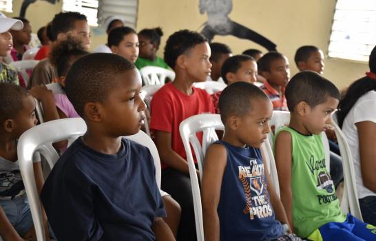 Organización entrega útiles escolares a niños de Villa Francisca 