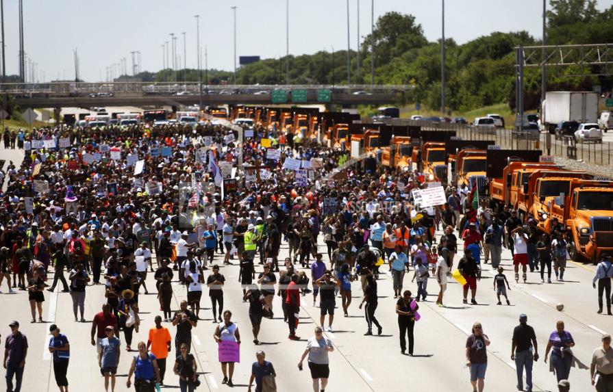Manifestantes antiviolencia bloquean vía rápida de Chicago
