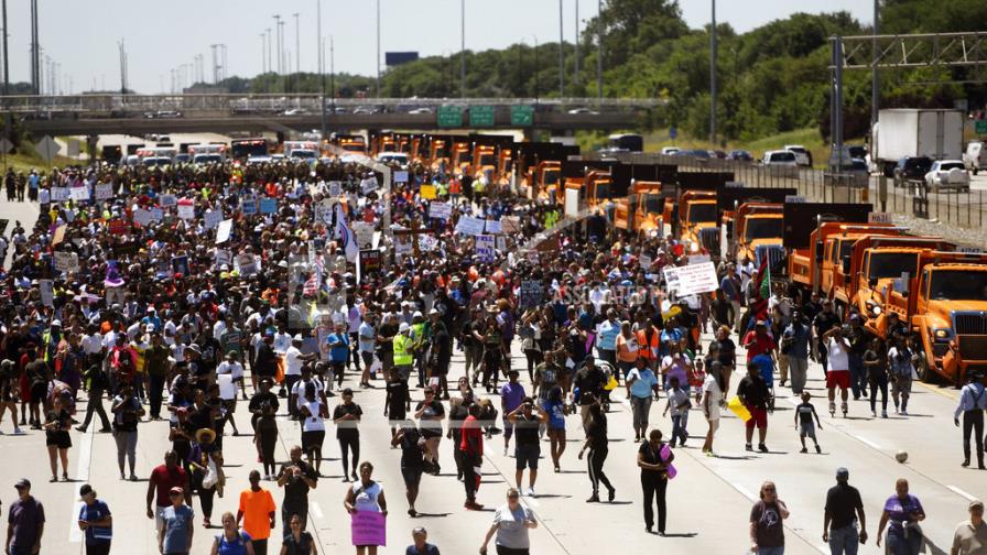 Manifestantes antiviolencia bloquean vía rápida de Chicago Manifestantes antiviolencia bloquean vía rápida de Chicago