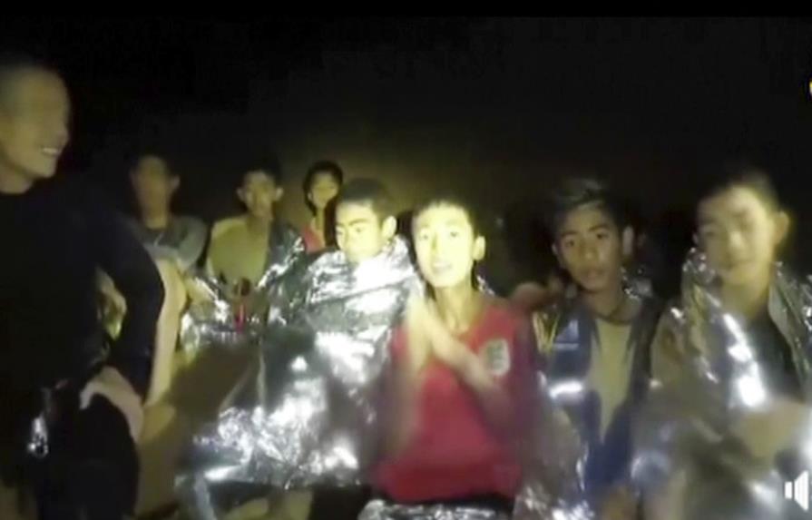 Cuatro niños dejan atrás la zona inundada de la cueva en Tailandia