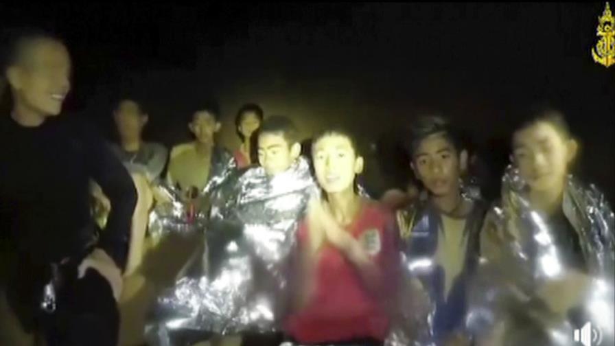 Cuatro niños dejan atrás la zona inundada de la cueva en Tailandia