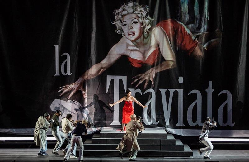Una Traviata inspirada en “La Dolce Vita” de Fellini sorprende en Caracalla